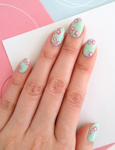 Nail DIY: Spring Flowers Nail Design