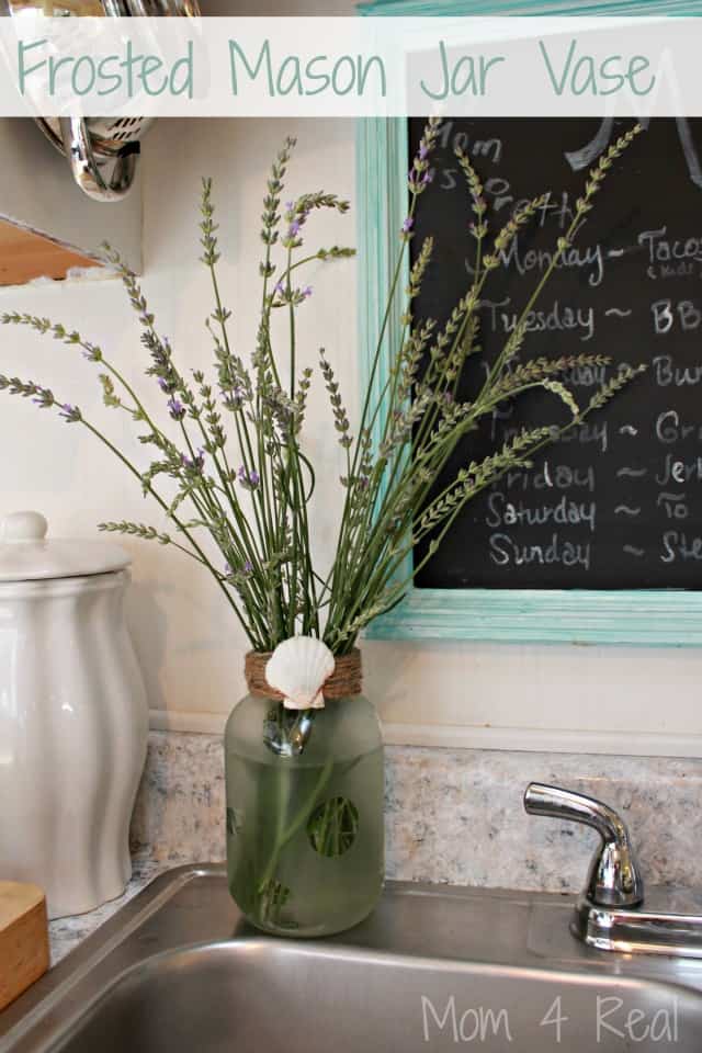 20 Mason Jar Ideas - Frosted mason jar vase