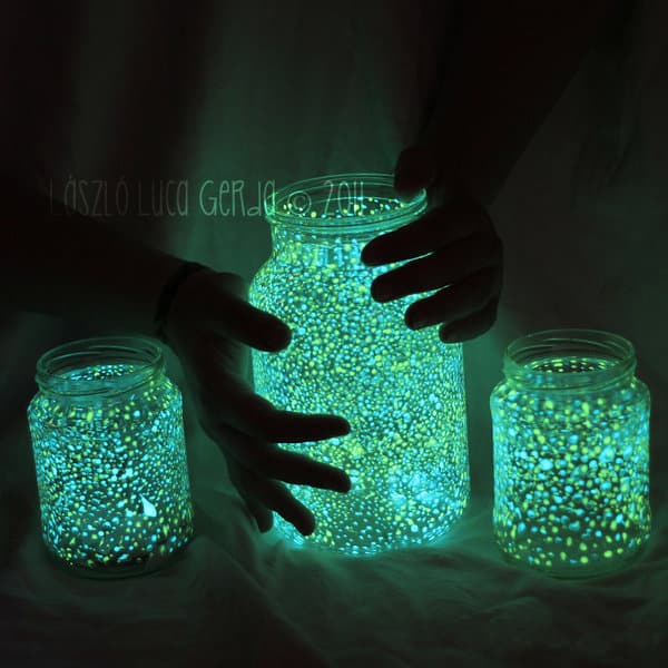 20 Easy Mason Jar Crafts - Fireflies in a jar. Simply dot on glow in the dark paint!
