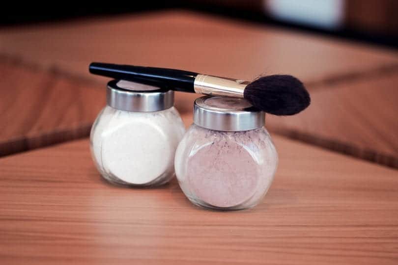 how to make your own natural dry shampoo at home with ingredients you already have in your kitchen!