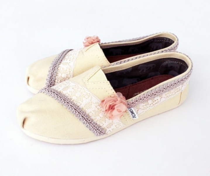 DIY TOMS with a Touch of Lace and Flowers