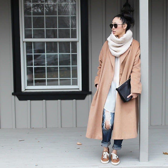 Winter looks: Oversized camel coat, with a cozy scarf dressed down with jeans. 