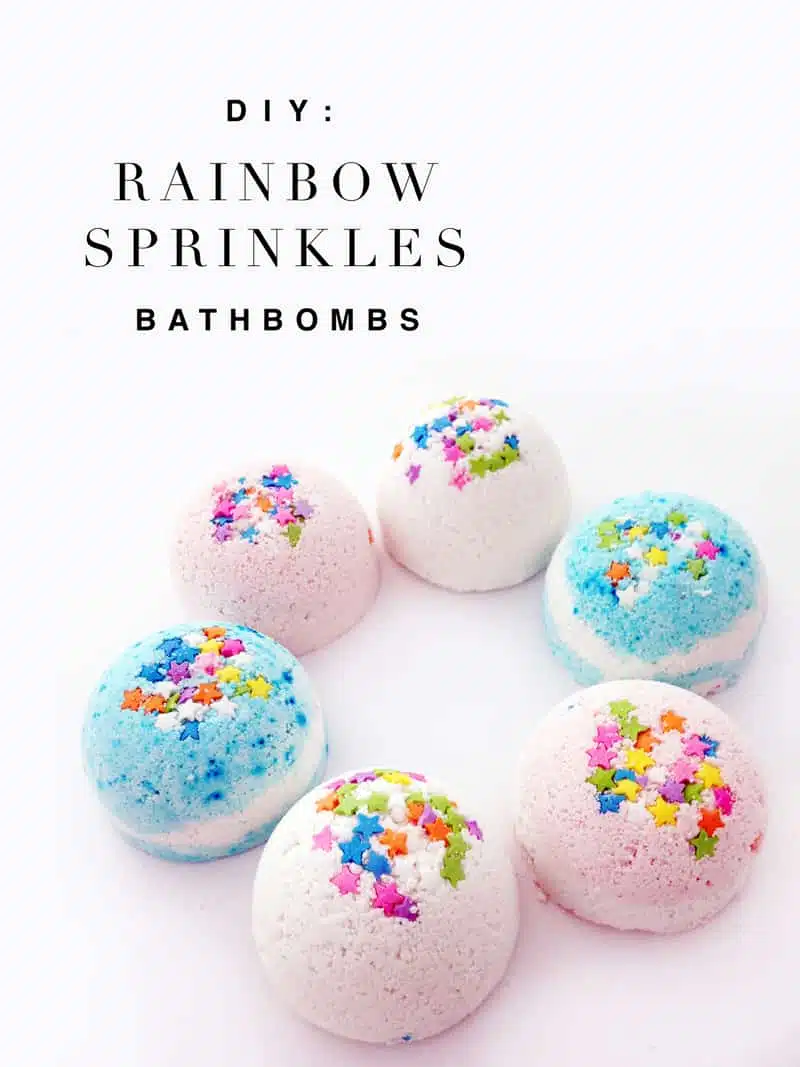 Making bath bombs is easier than baking cookies. An easy DIY tutorial to make DIY bath bombs
