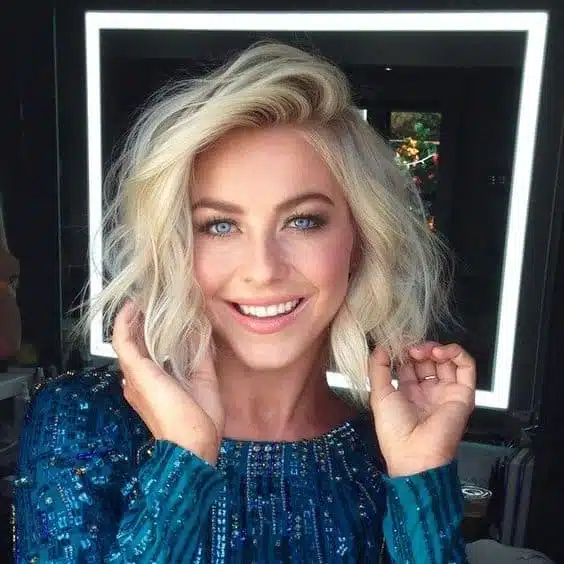 Julianne Hough with a wavy bob haircut - Good lord this makes me want to cut off all my hair again! 