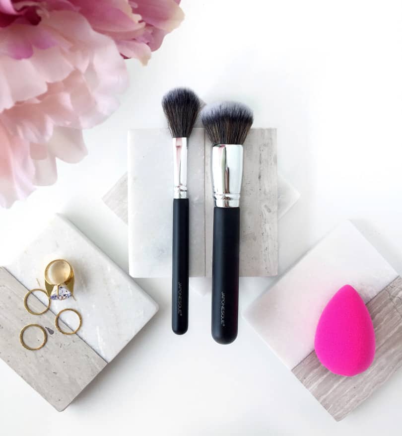 Durable yet ultra-soft, this Must Have Complexion Brush Duo from Japonesque has endless complexion-enhancing capabilities. Rely on them for expert application of highlighters, bronzers, blushes, and powders.