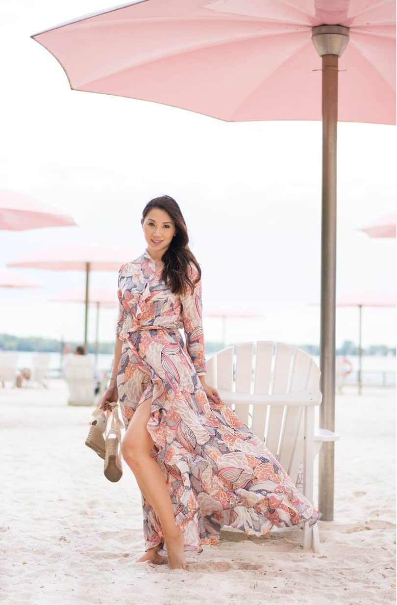 Weekend Getaway Outfits - A maxi dress is a versatile piece that you can wear casually to the beach or dressed up for a special occasion. More  summer outfit ideas at yesmissy.com