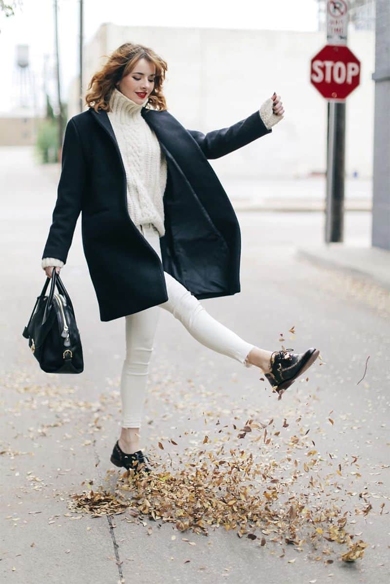 Who says you can't wear white in the winter? Love this cute winter look by style blogger Sea of Shoes