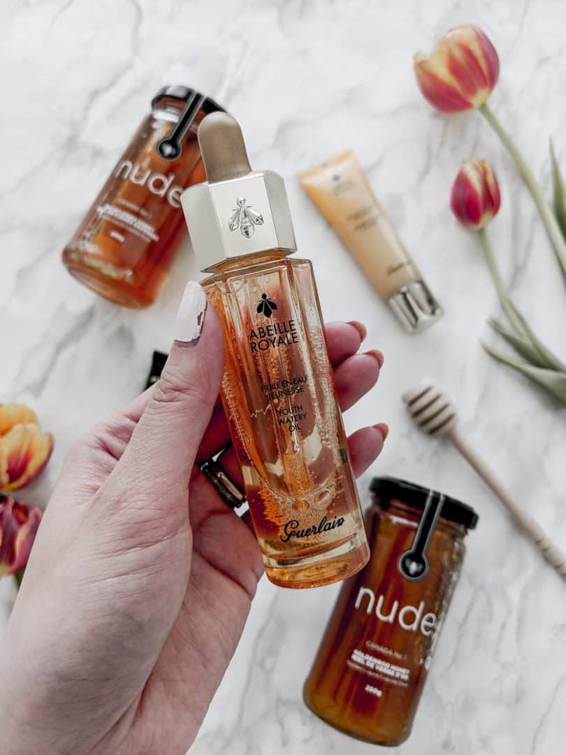 Abeille Royale Youth Watery Oil offers the skin all the power of Guerlain-exclusive ingredients: Ouessant Black Bee Honey and exclusive Royal Jelly.