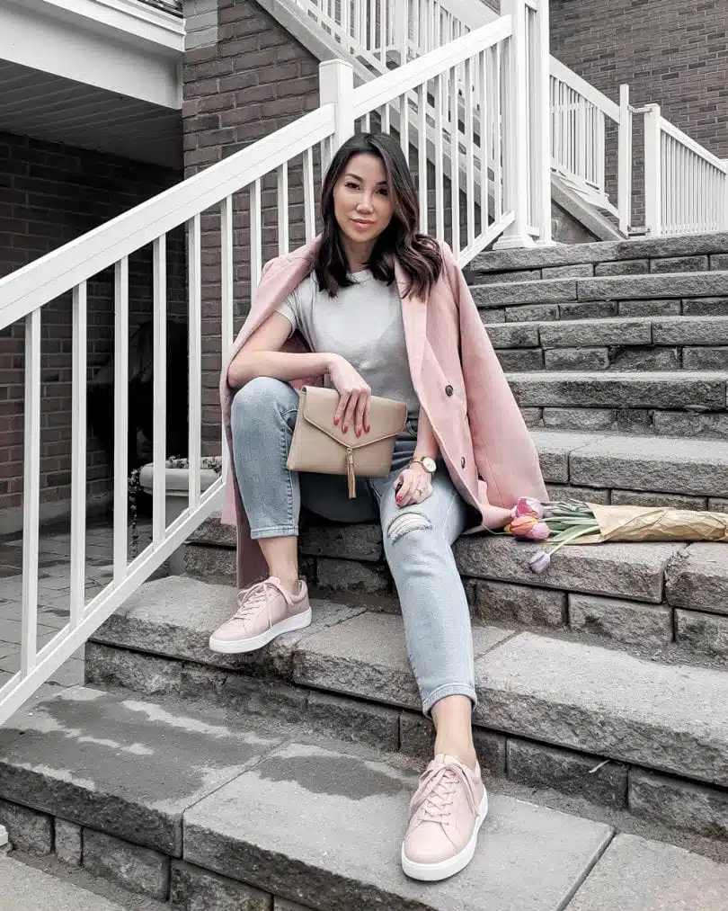 Casual weekend outfit - tshirt and jeans with Cougar sneakers