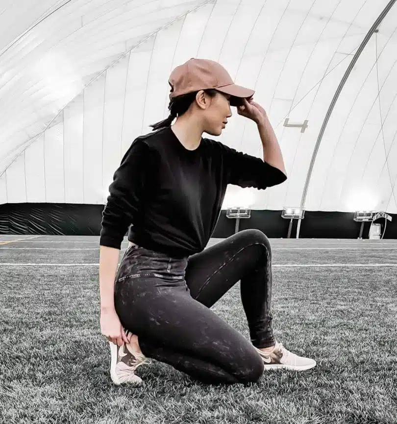Sporty outfit with grey legging and black top