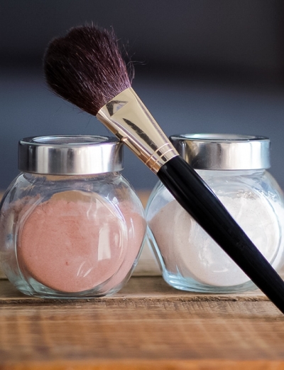All-Natural DIY Dry Shampoo Recipes for Blondes AND Brunettes