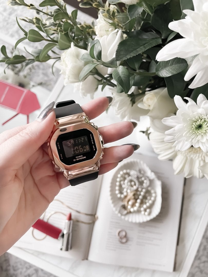The minimalistic design of the new G-SHOCK GMS5600PG-1 blends elegance and casualness in ways that make them go great with street fashions. Its trendy rose gold case and bezel feature mirror finishes that enhance the texture of the metal and its clean digital display and a black resin band upholds the luxurious elegance and functionality of the timepiece.