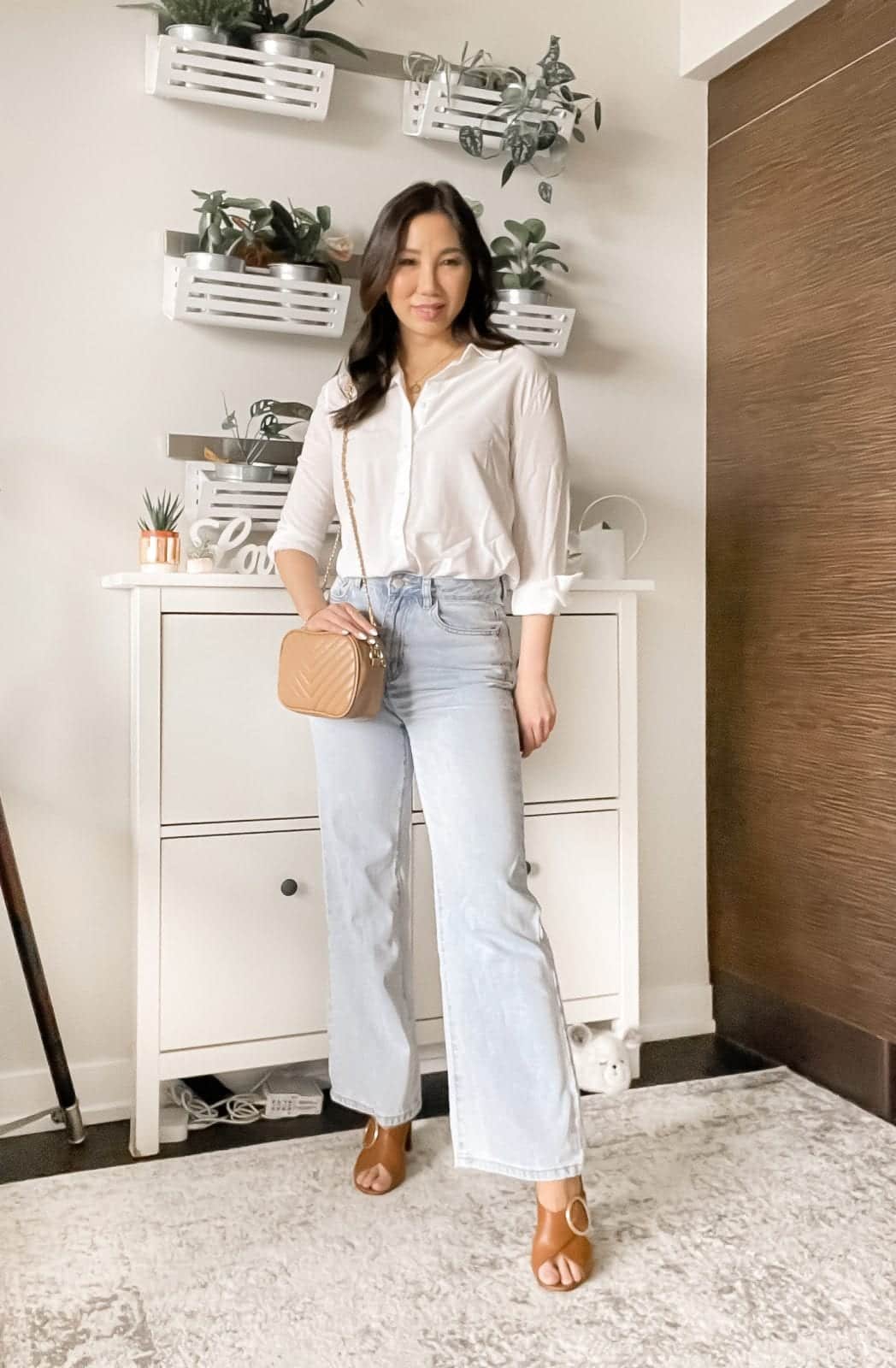 Chic wide leg jeans look with button down shirt styled by Eileen Lazazzera of yesmissy.com