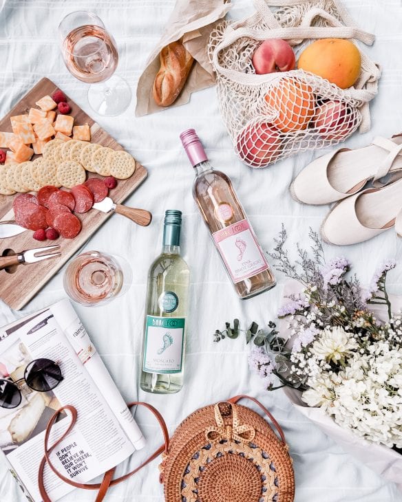 PIcnic with wine and snacks. More on yesmissy.com