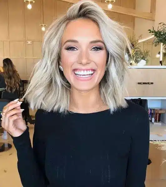 A blunt lob hairstyle to collarbone length is so flattering. Click to see more bob and lob hairstyle for your next trip to the salon...