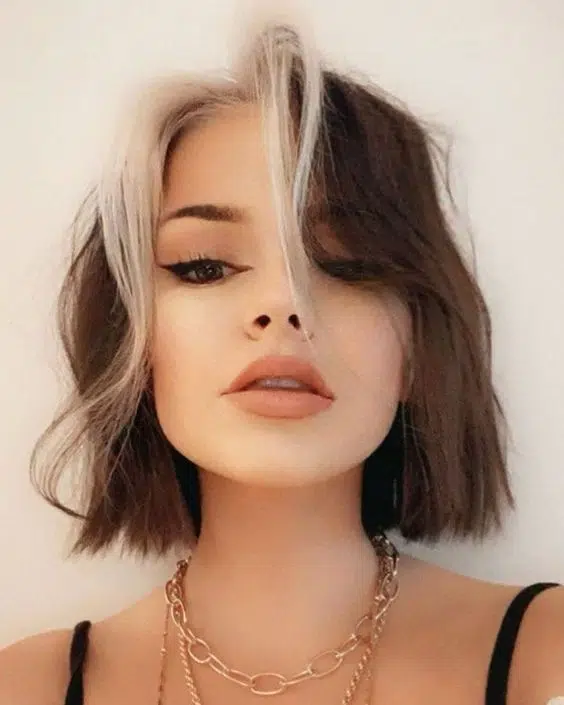 Short hair styles - money piece highlights on a choppy bob.