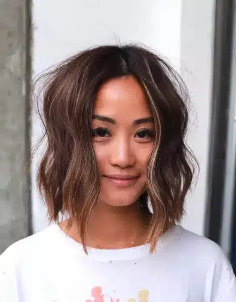 Angular bob with waves with highlights. Click through to get more bob and lob hairstyle inspiration...