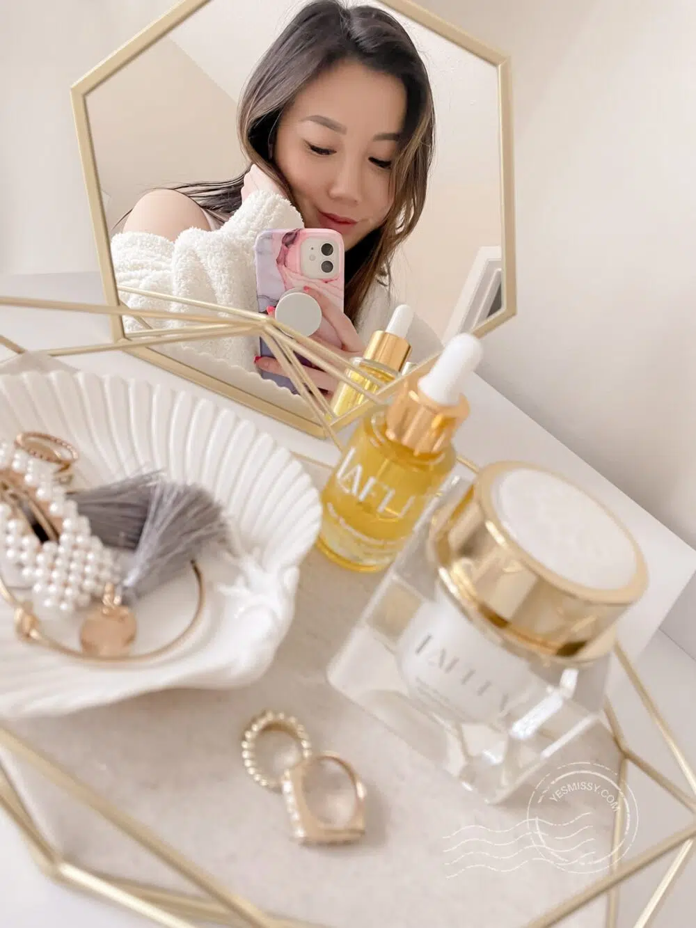 Morning Skincare Routine with LaFlev - Eileen Lazazzera of yesmissy.com, Canadian lifestyle blogger. 