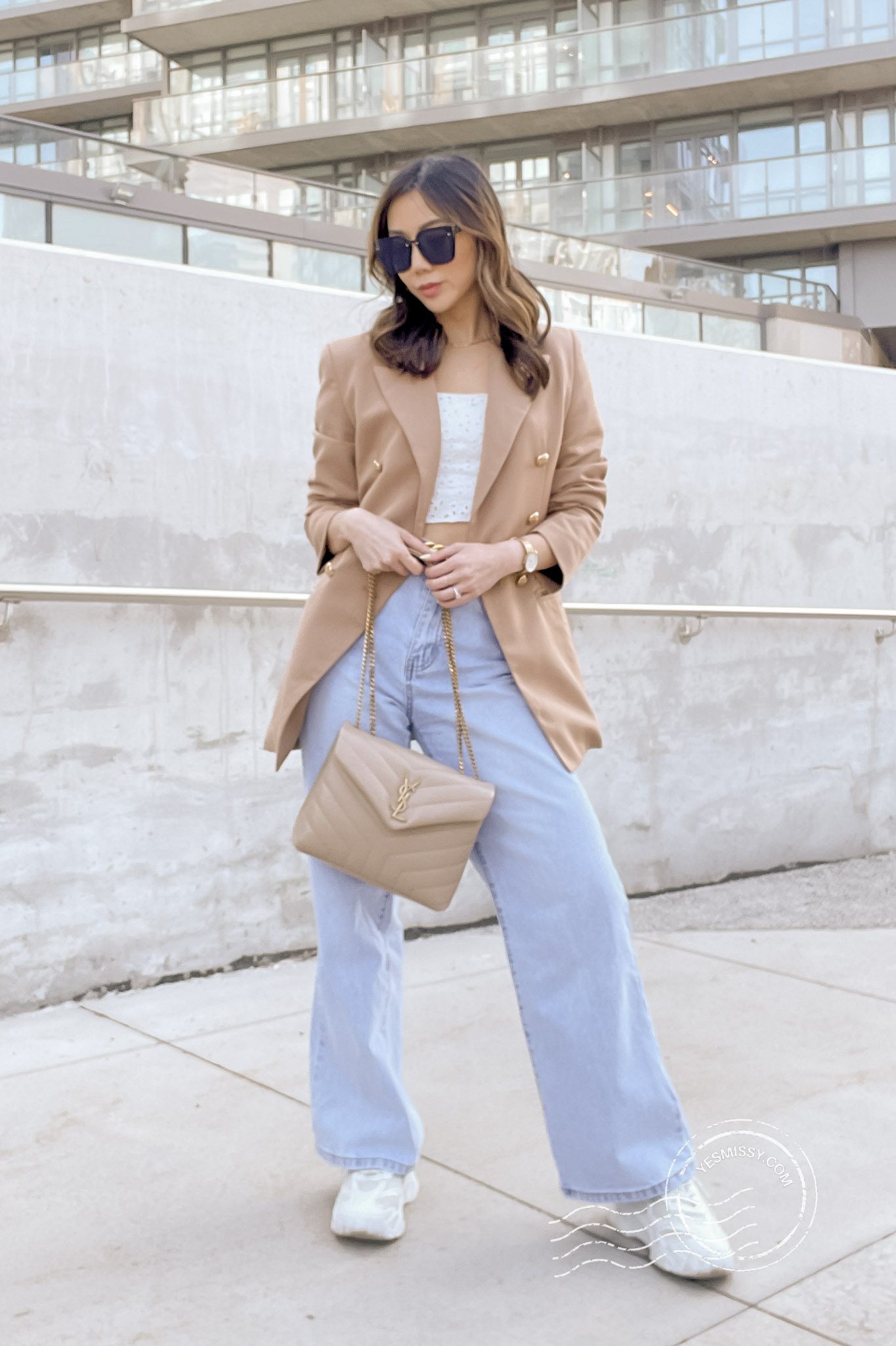 Casual spring/summer outfit - oversized blazer and baggy jeans. Get more daily outfit ideas and streetstyle fashion inspiration at yesmissy.com 