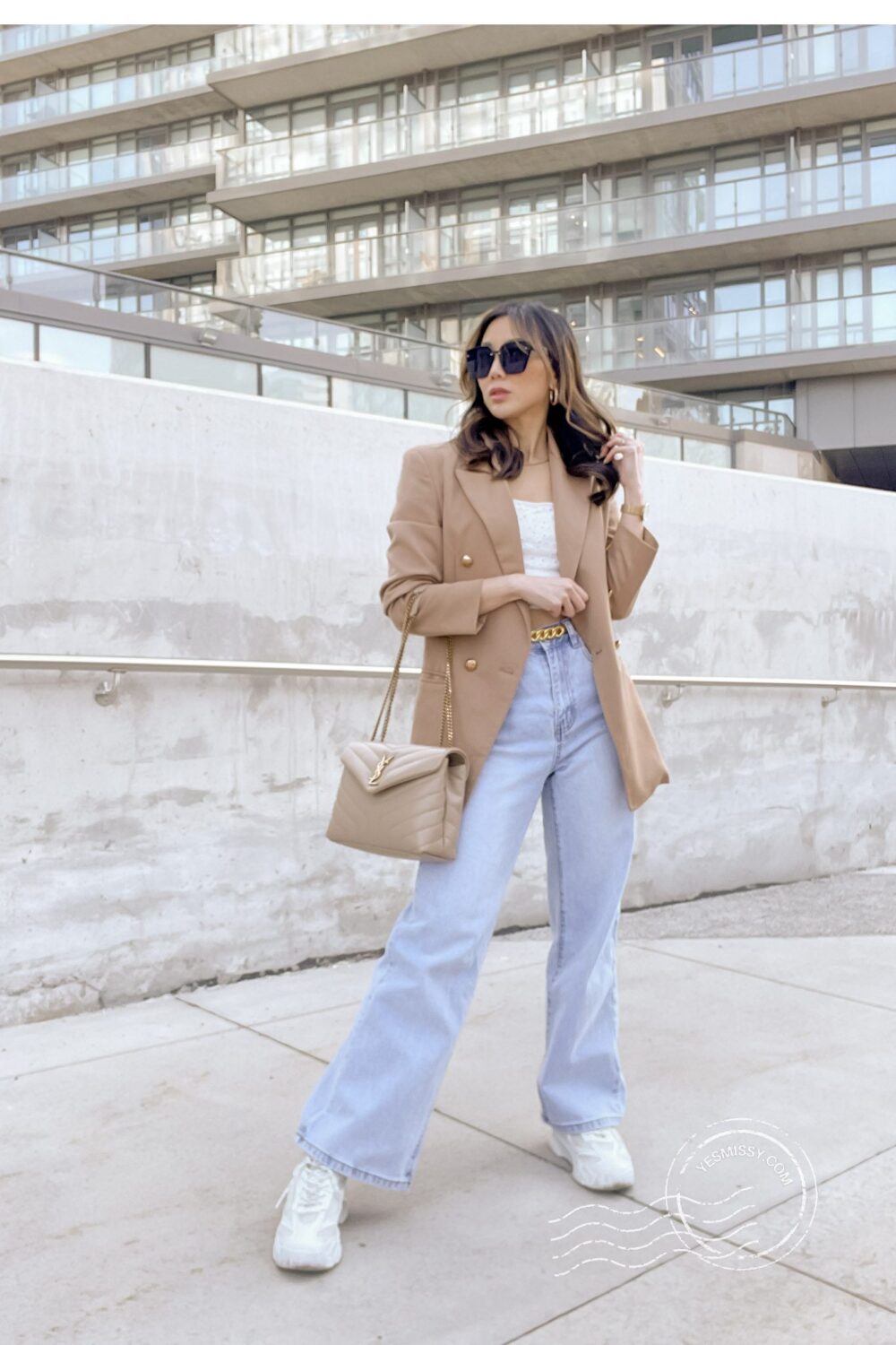 Toronto street style fashion - casual outfit with blazer and jeans. More casual outfits, workwear looks and going out looks on yesmissy.com