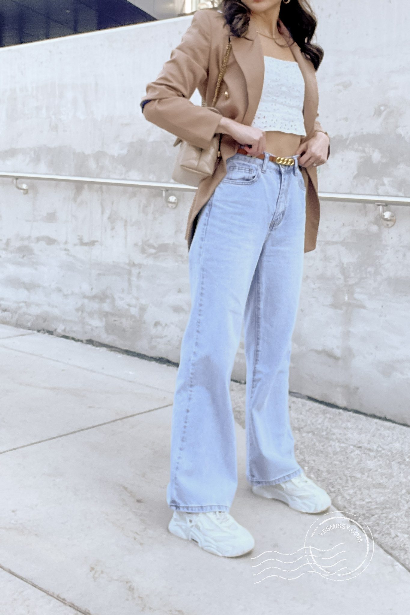 Casual blazer and jeans outfit for summer. Outfit details on yesmissy.com