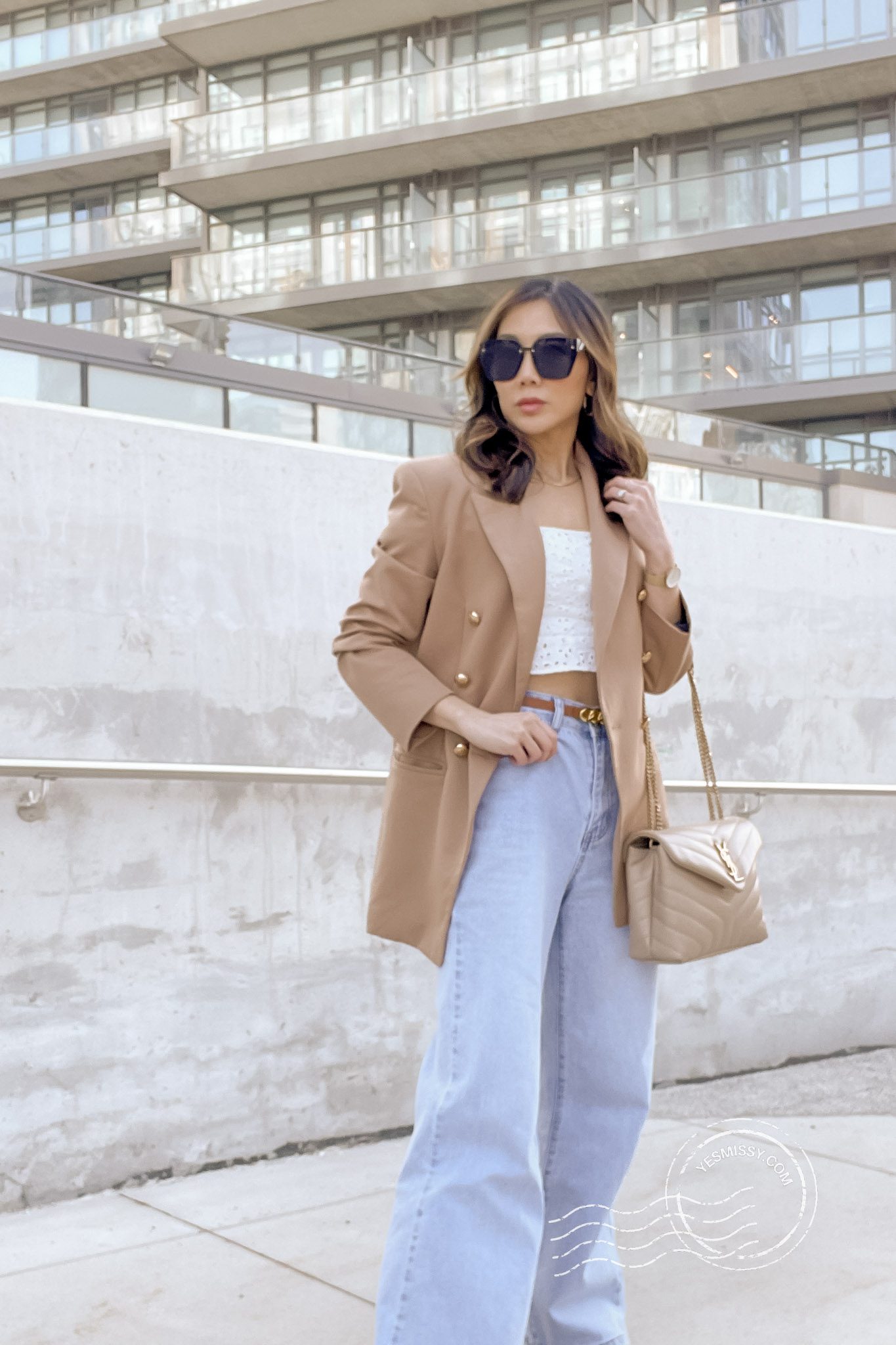 Streetstyle look with oversized blazer and baggy jeans. Toronto content creator YESMISSY 