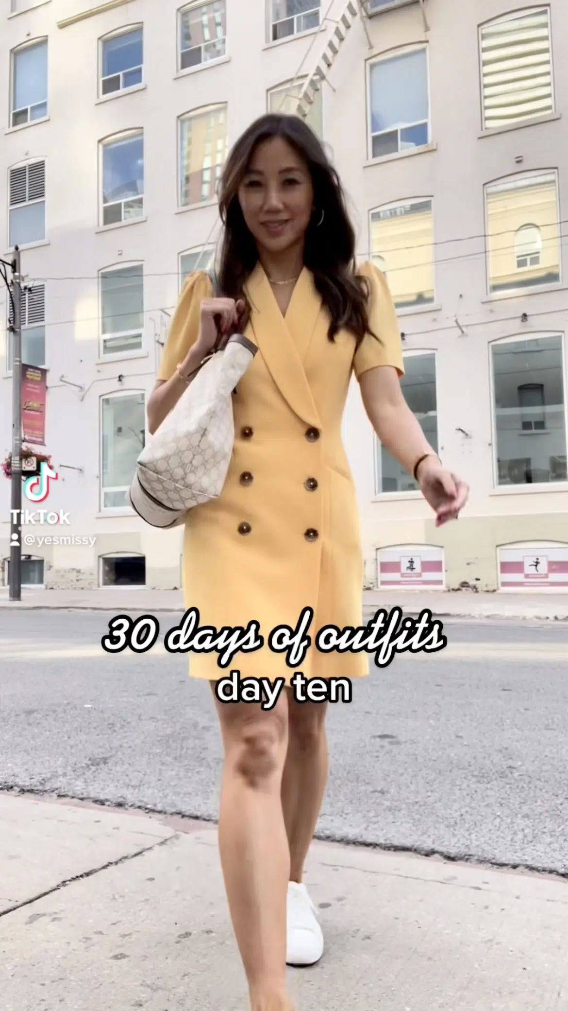 This summer yellow dress has been waiting for its day out! Too bad it was only to the office 😂 Dress from Ever New, Jewelry fr Ana Luisa. Street style look by Eileen Lazazzera of yesmissy.com