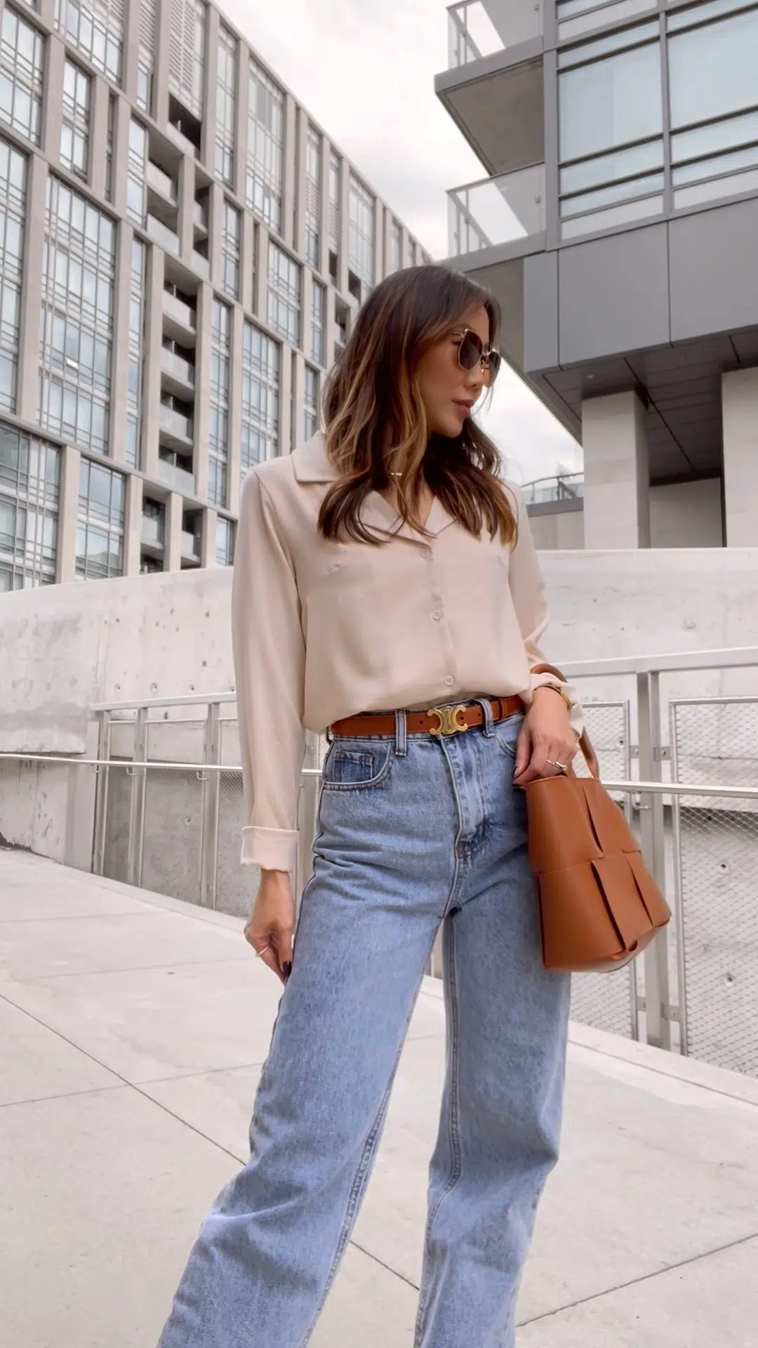 Wide leg jeans outfit with blouse for Fall. More outfit ideas and style inspo on yesmissy.com