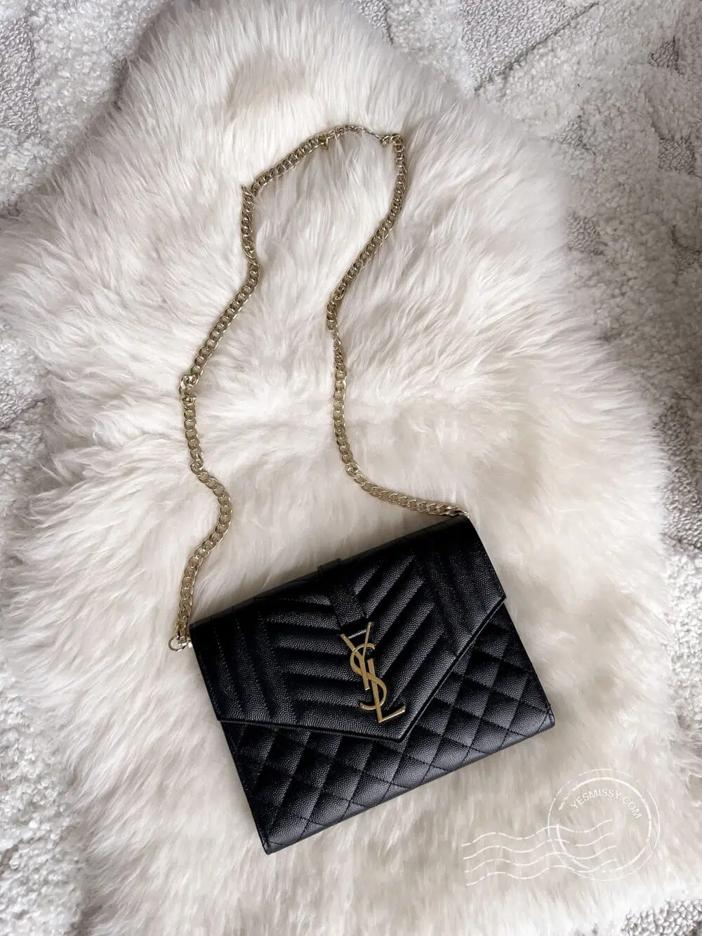 The best bag hack! Convert your envelope clutch to a cross body bag with this long chain strap from Amazon... more details on yesmissy.com