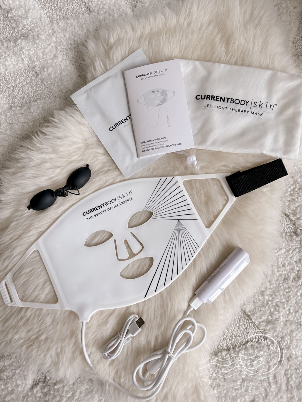 What's inside the CurrentBody Skin LED Light Therapy Mask kit