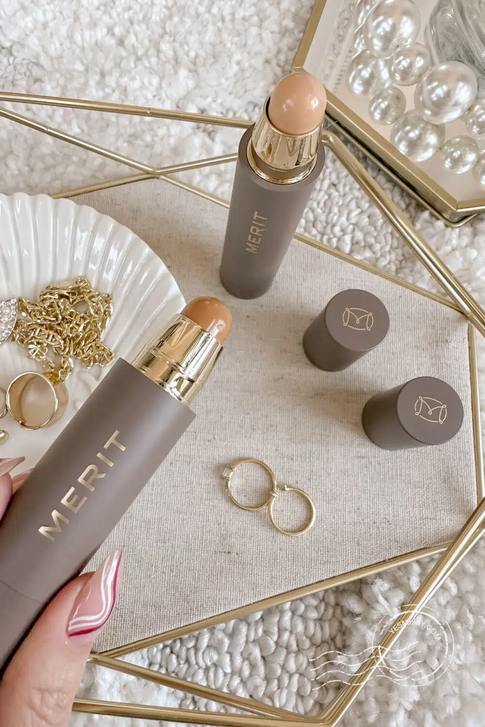 Get ready to fall in love with Merit Beauty's The Minimalist Complexion Perfecting Stick in ecru and buff. Easy to use and perfect for achieving a radiant, natural-looking complexion, this is one beauty product you won't want to mis