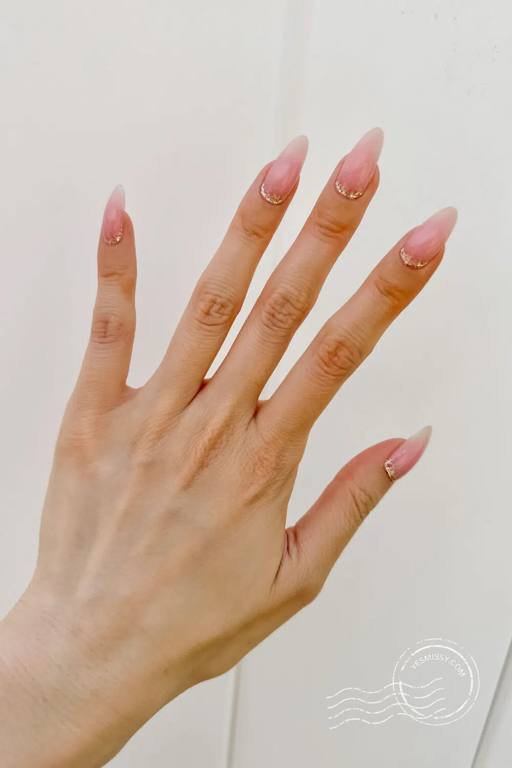 Summer nail ideas - pink ombre nails with gold sparkles. More nail inspo on yesmissy.com