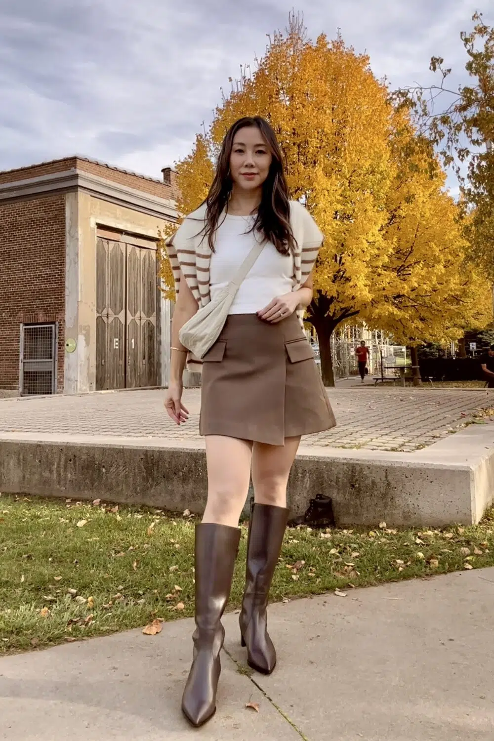 This look is my answer to unpredictable fall weather. 🌤️ Comfortable ALLY Shoes knee-high boots, a versatile brown skort, and a Sezane cardigan for those in-between temperatures. The UNIQLO moon bag keeps it all easy to carry. Ideal for casual office days. #ComfortableBoots #FrenchGirlStyle